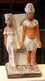 Akhenaton e Nefertiti, Calcare dipinto. Parigi, Museo del Louvre - 17.4 Kb