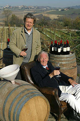 Liedholm nella sua azienda vinicola con il figlio Carlo - 26.6 Kb